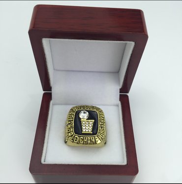 The NBA1985 lakers championship ring 45